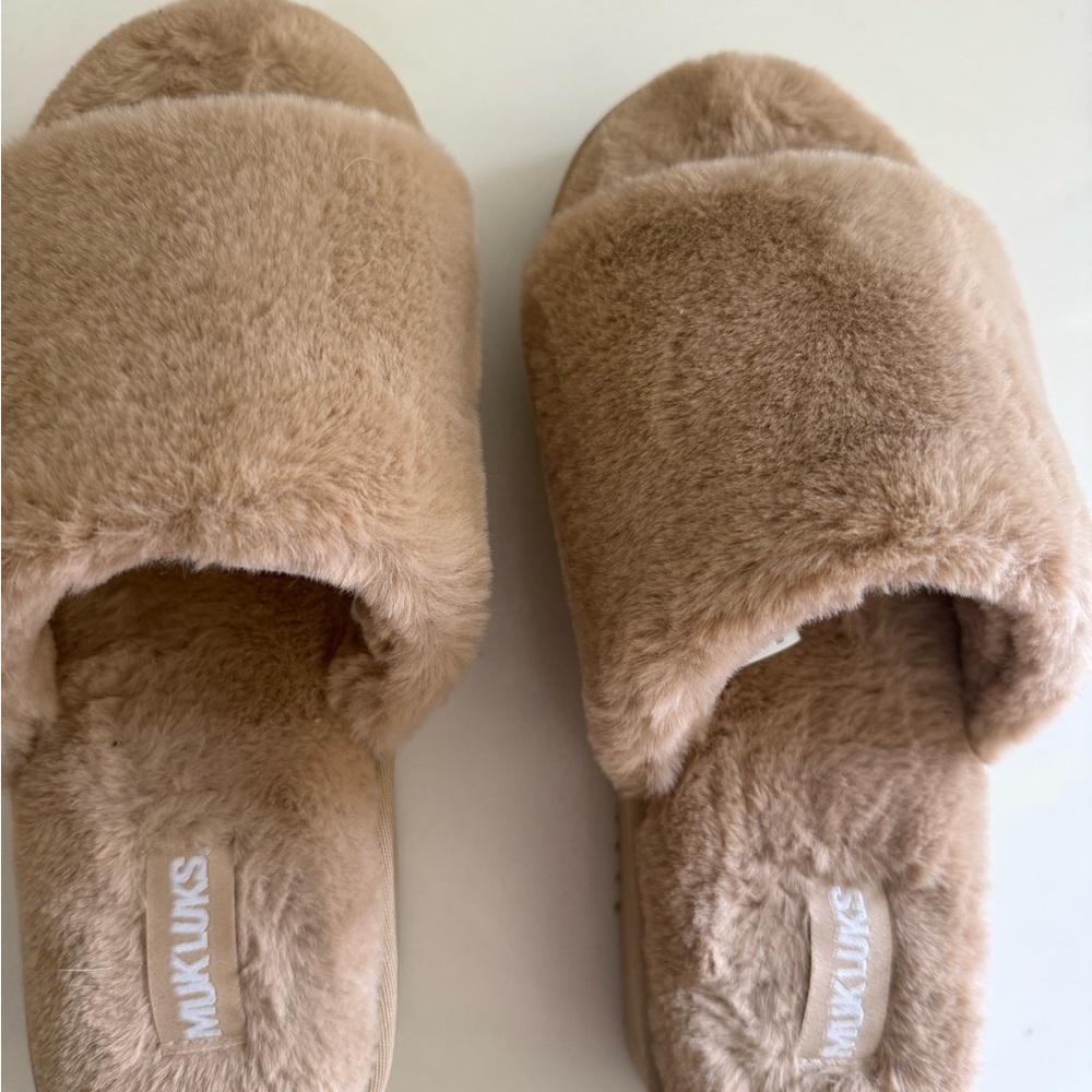 Muk Luks Tan platform Slippers women’s size 7